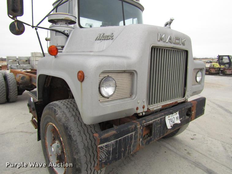 image for item DD3931 1987 Mack DM685S truck cab and chassis