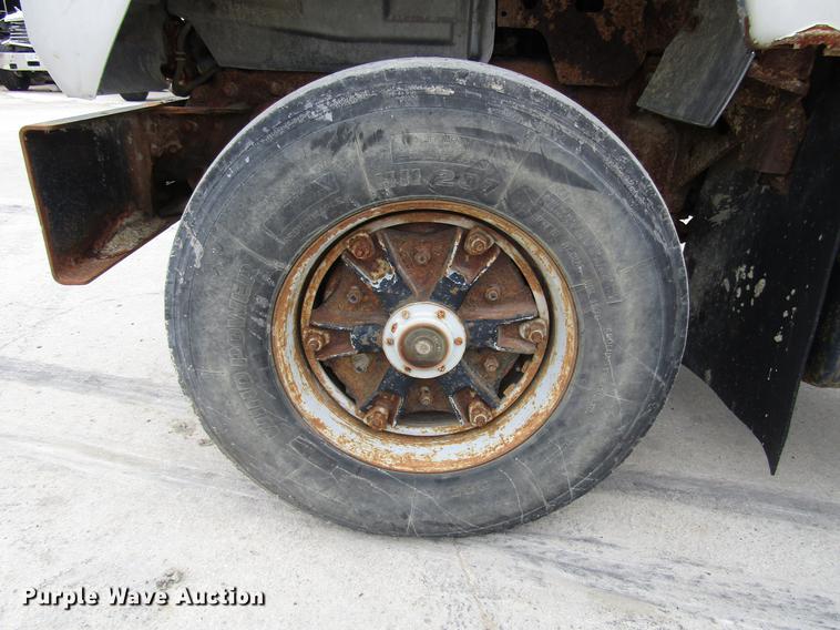 image for item DD3931 1987 Mack DM685S truck cab and chassis