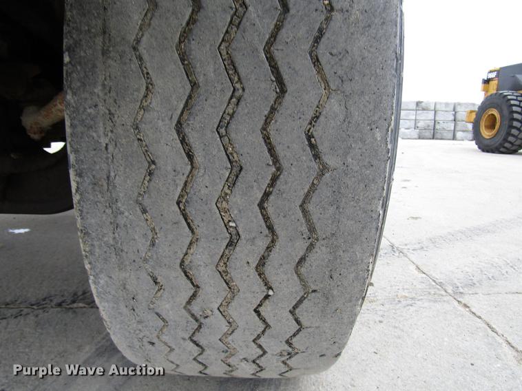 image for item DD3931 1987 Mack DM685S truck cab and chassis