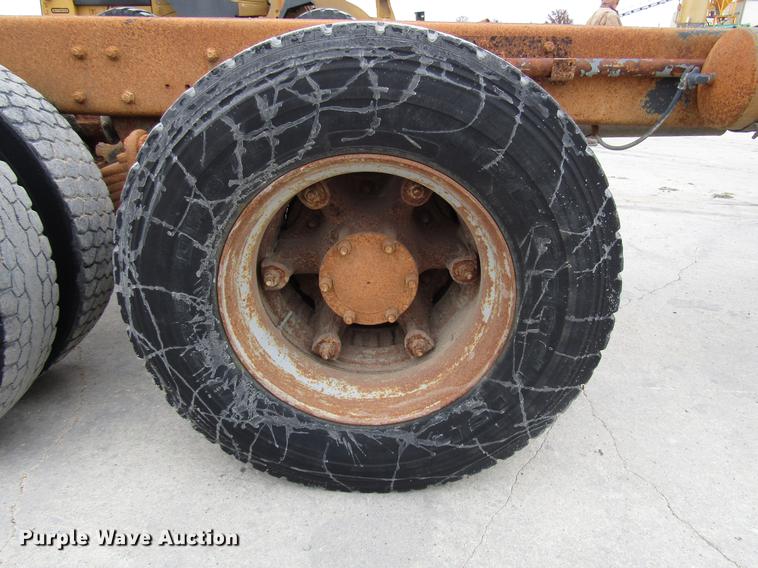 image for item DD3931 1987 Mack DM685S truck cab and chassis