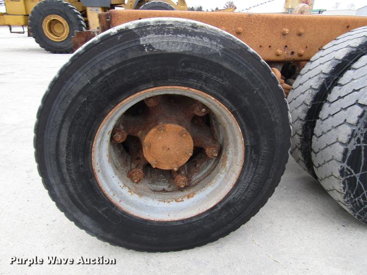 image for item DD3931 1987 Mack DM685S truck cab and chassis