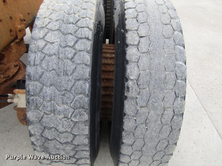 image for item DD3931 1987 Mack DM685S truck cab and chassis