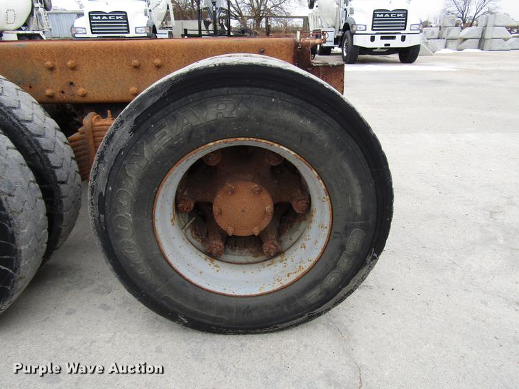 image for item DD3931 1987 Mack DM685S truck cab and chassis