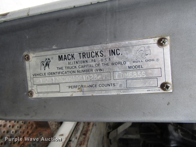 image for item DD3931 1987 Mack DM685S truck cab and chassis