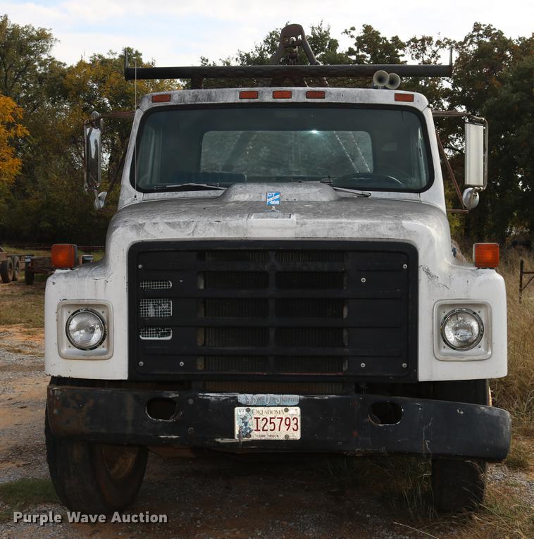 image for item DD5340 1984 International S1955 flatbed truck
