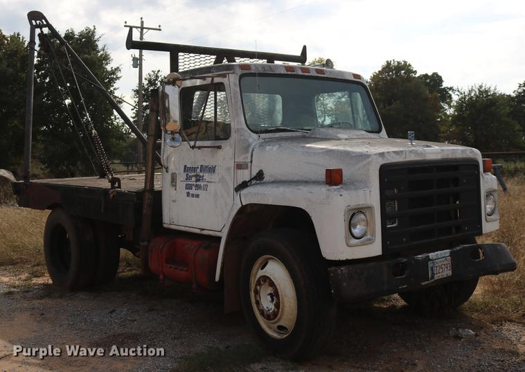 image for item DD5340 1984 International S1955 flatbed truck