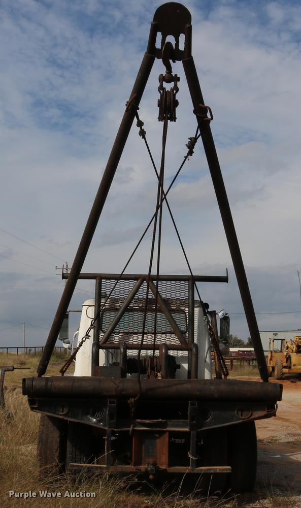 image for item DD5340 1984 International S1955 flatbed truck