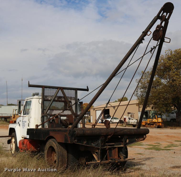 image for item DD5340 1984 International S1955 flatbed truck