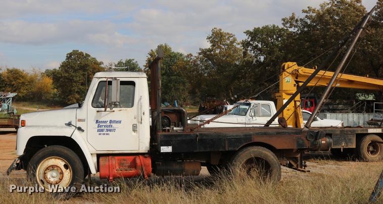 image for item DD5340 1984 International S1955 flatbed truck
