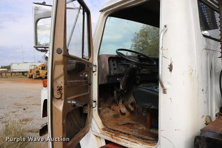 image for item DD5340 1984 International S1955 flatbed truck