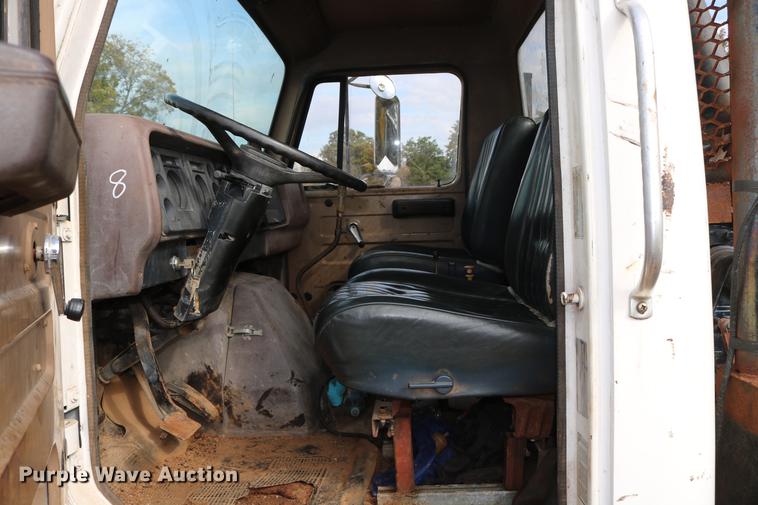 image for item DD5340 1984 International S1955 flatbed truck