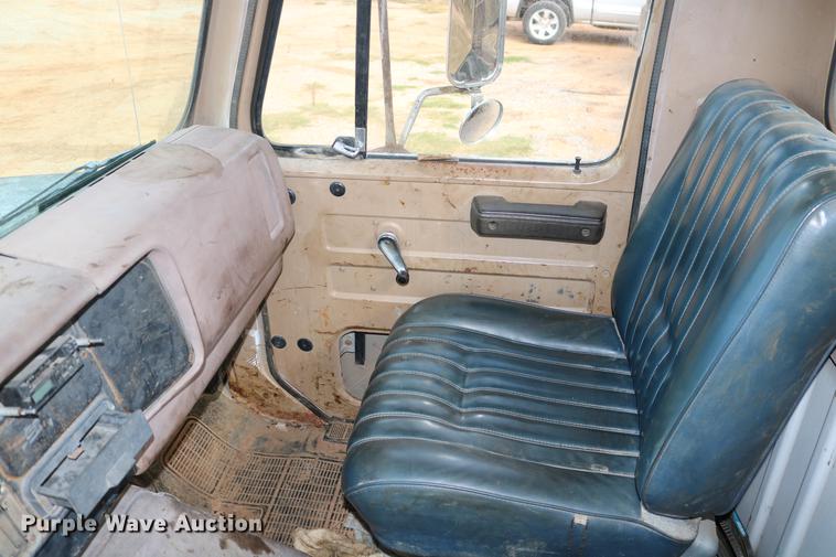 image for item DD5340 1984 International S1955 flatbed truck