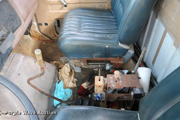 image for item DD5340 1984 International S1955 flatbed truck