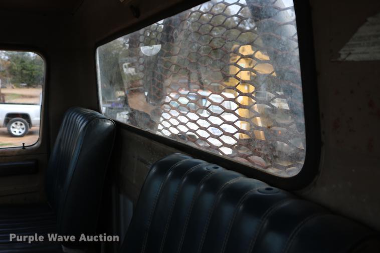 image for item DD5340 1984 International S1955 flatbed truck