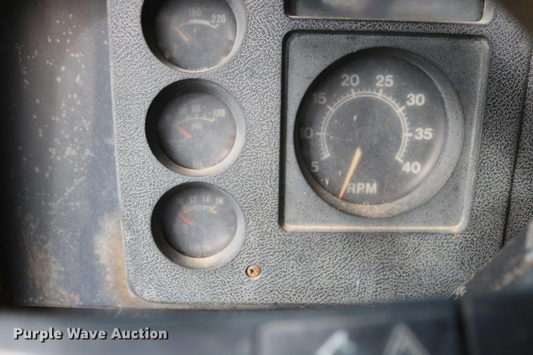 image for item DD5340 1984 International S1955 flatbed truck