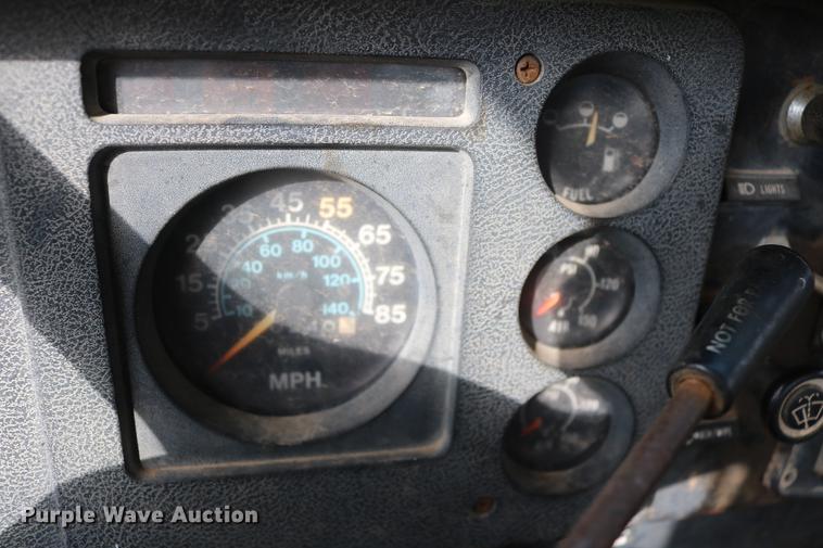 image for item DD5340 1984 International S1955 flatbed truck