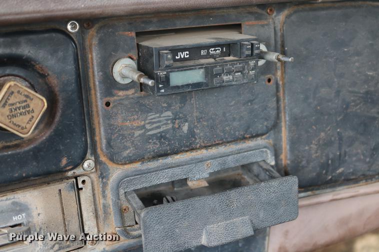 image for item DD5340 1984 International S1955 flatbed truck