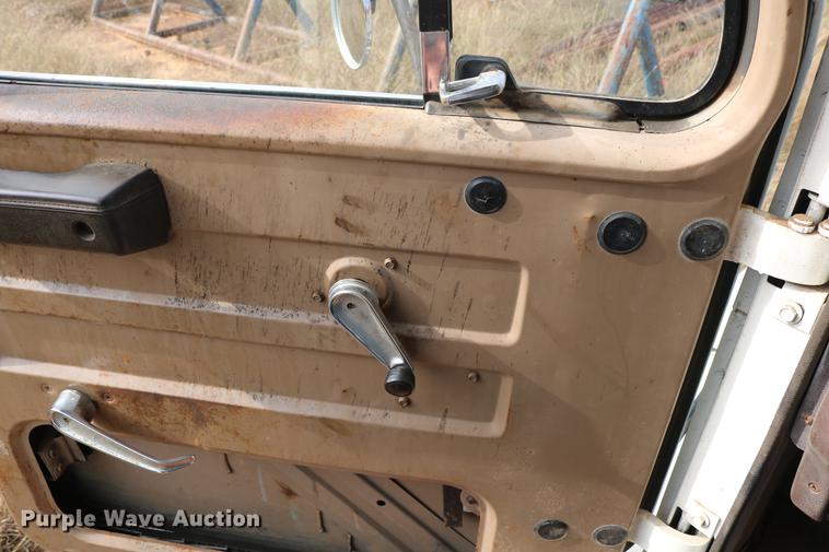 image for item DD5340 1984 International S1955 flatbed truck