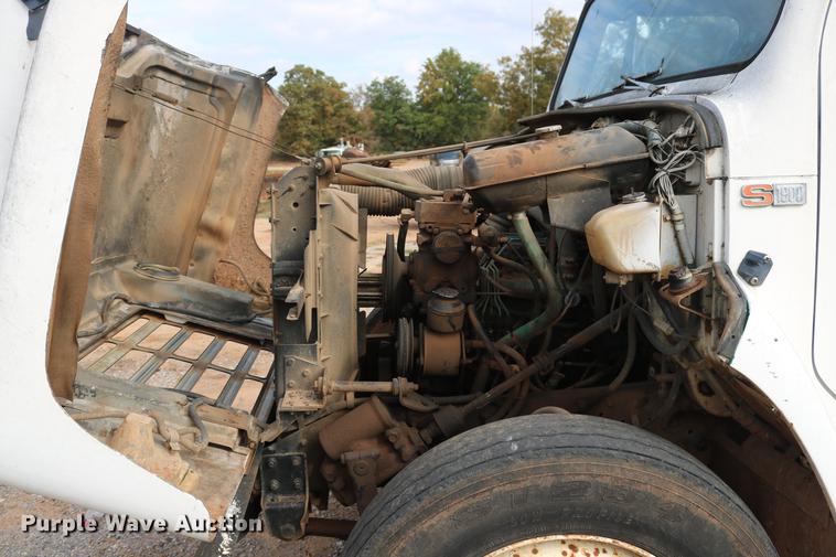 image for item DD5340 1984 International S1955 flatbed truck