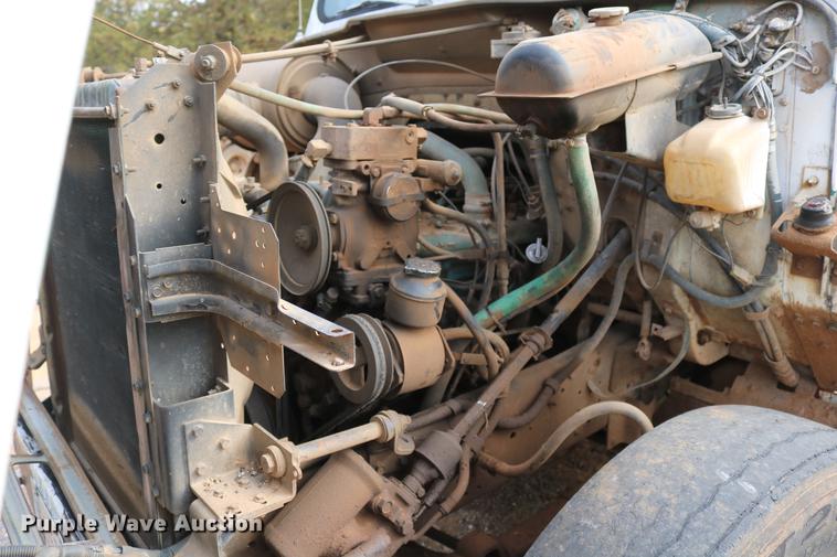 image for item DD5340 1984 International S1955 flatbed truck