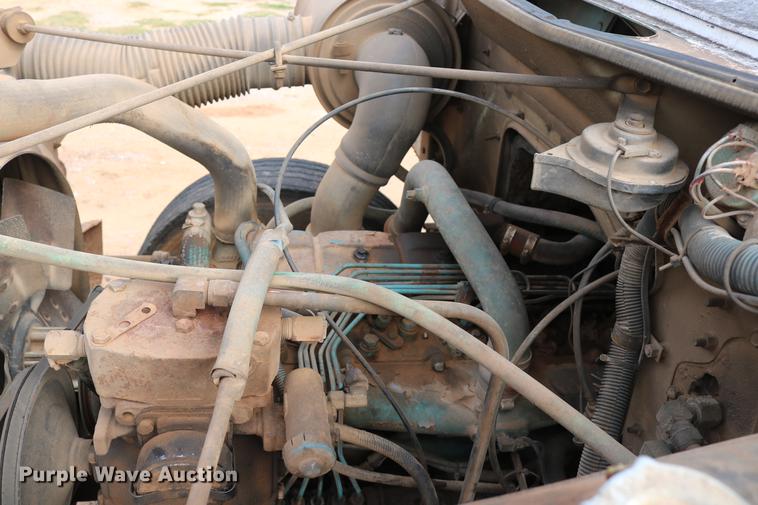 image for item DD5340 1984 International S1955 flatbed truck