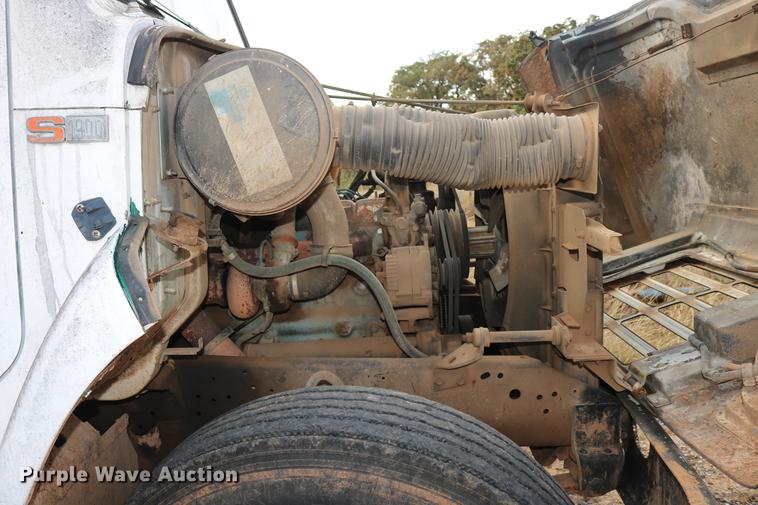 image for item DD5340 1984 International S1955 flatbed truck
