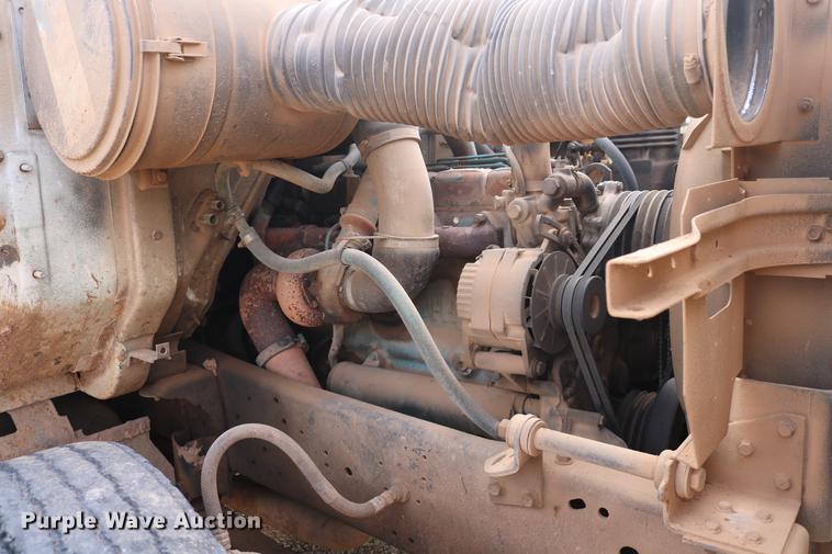 image for item DD5340 1984 International S1955 flatbed truck