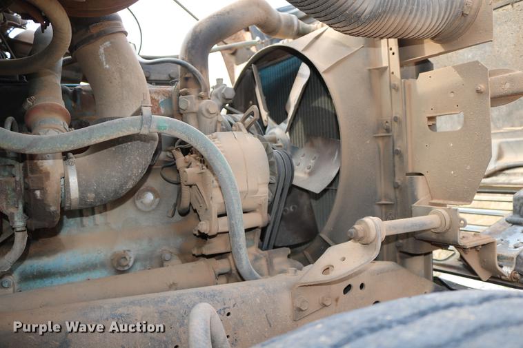 image for item DD5340 1984 International S1955 flatbed truck