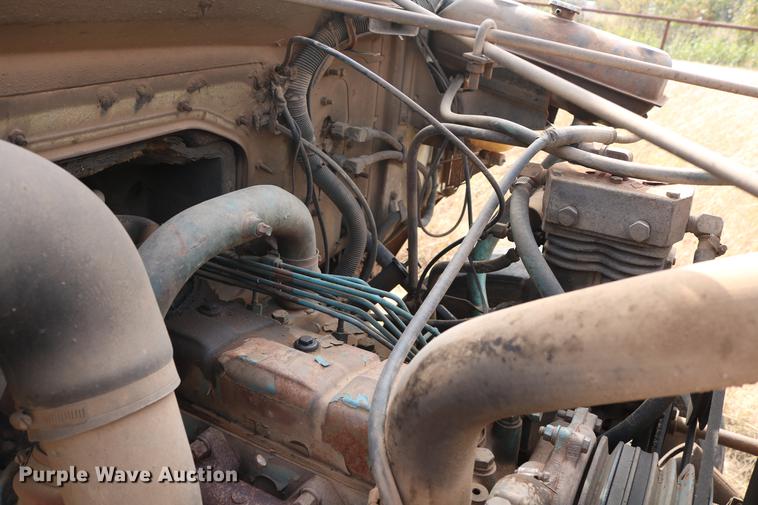 image for item DD5340 1984 International S1955 flatbed truck