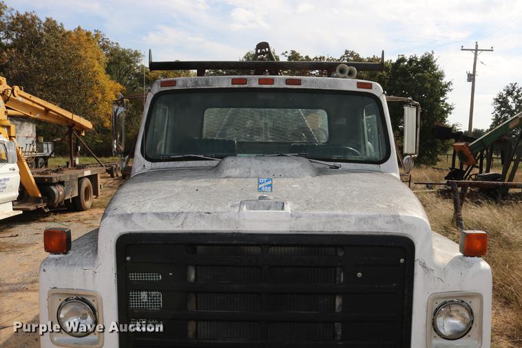 image for item DD5340 1984 International S1955 flatbed truck