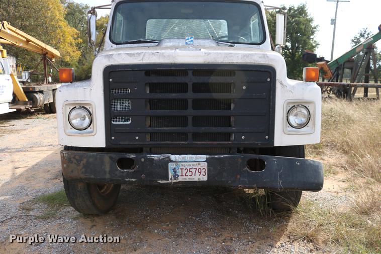 image for item DD5340 1984 International S1955 flatbed truck