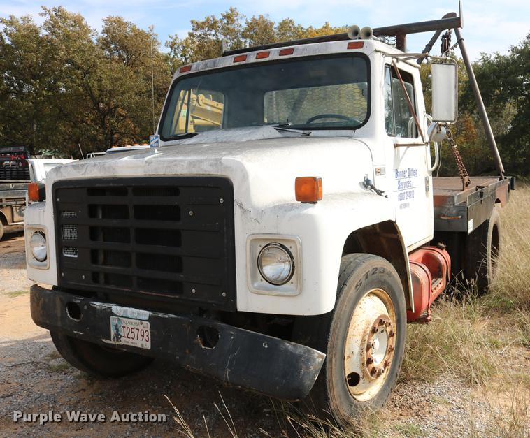 image for item DD5340 1984 International S1955 flatbed truck
