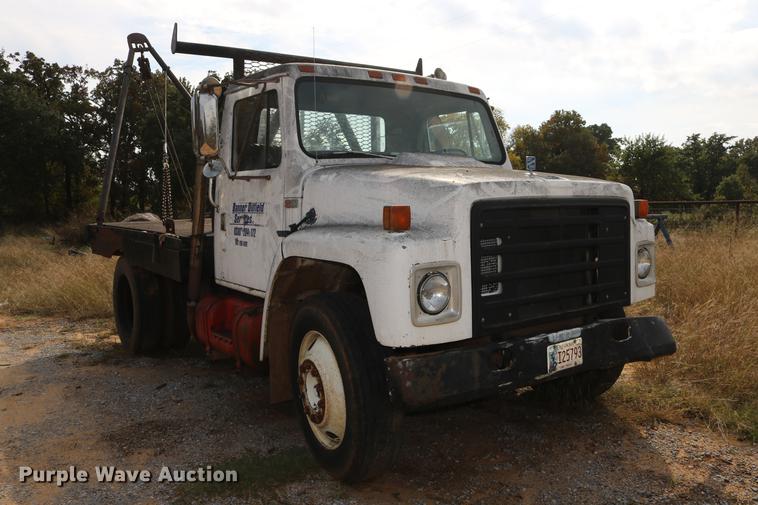 image for item DD5340 1984 International S1955 flatbed truck