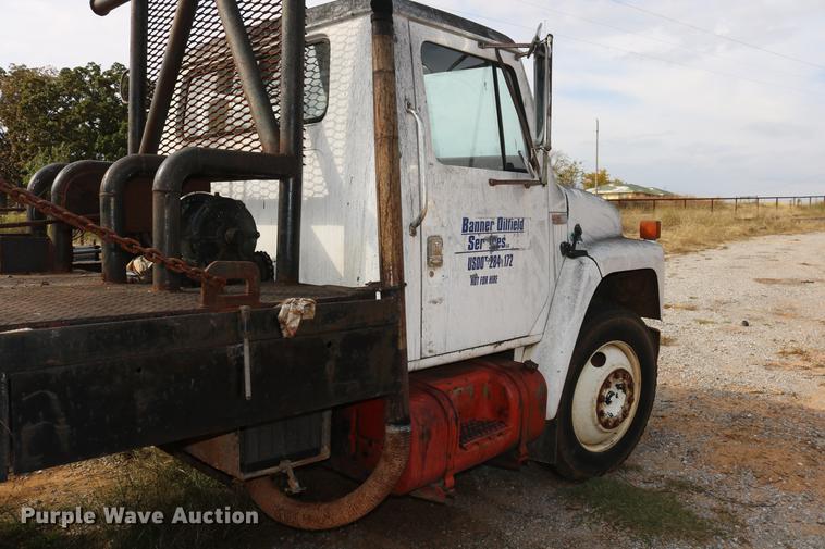 image for item DD5340 1984 International S1955 flatbed truck