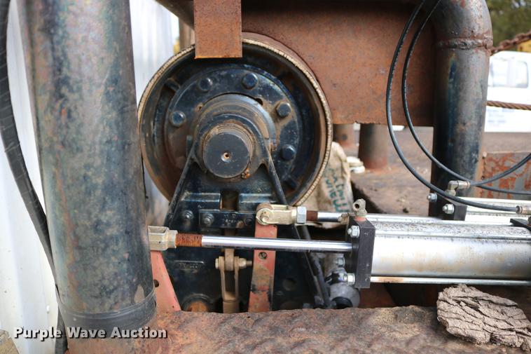 image for item DD5340 1984 International S1955 flatbed truck