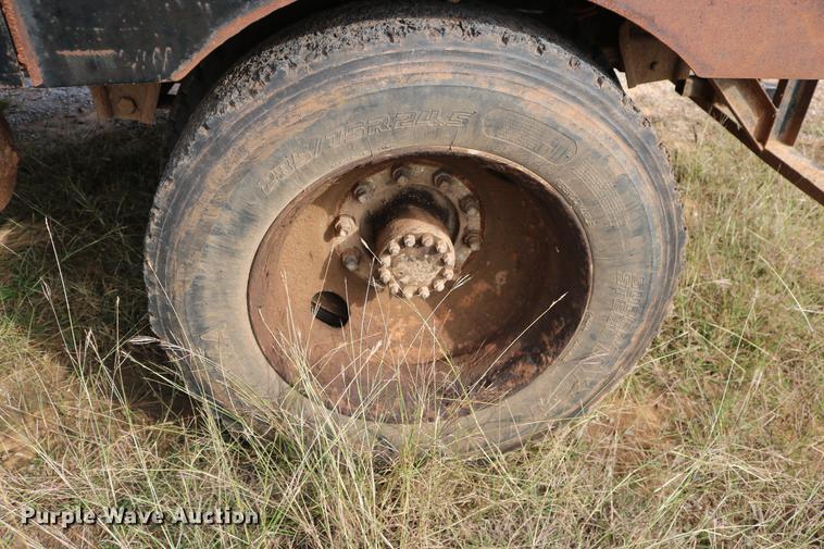 image for item DD5340 1984 International S1955 flatbed truck