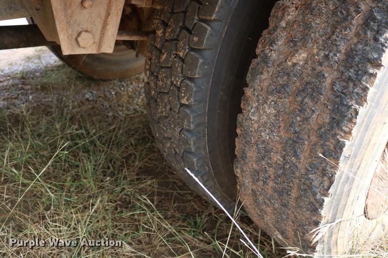 image for item DD5340 1984 International S1955 flatbed truck