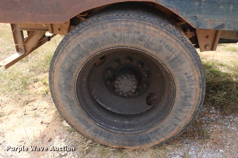 image for item DD5340 1984 International S1955 flatbed truck