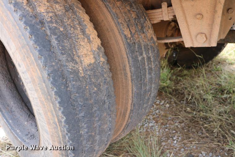 image for item DD5340 1984 International S1955 flatbed truck