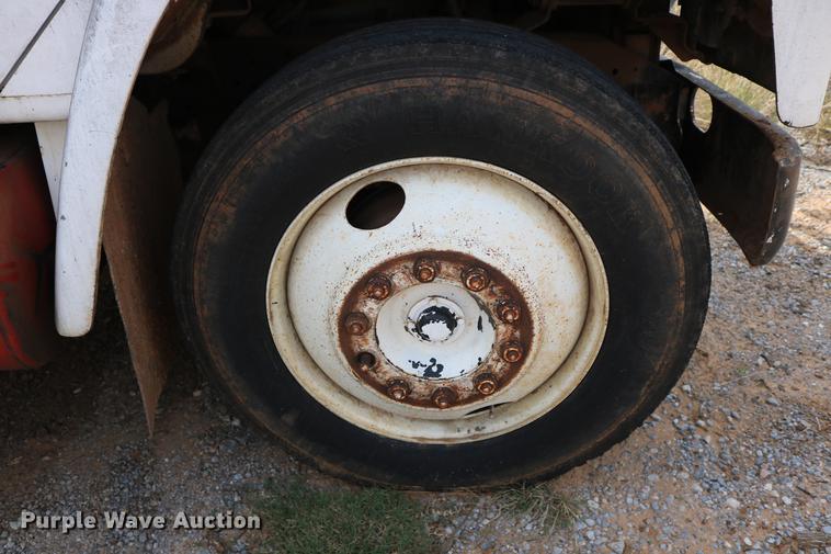 image for item DD5340 1984 International S1955 flatbed truck