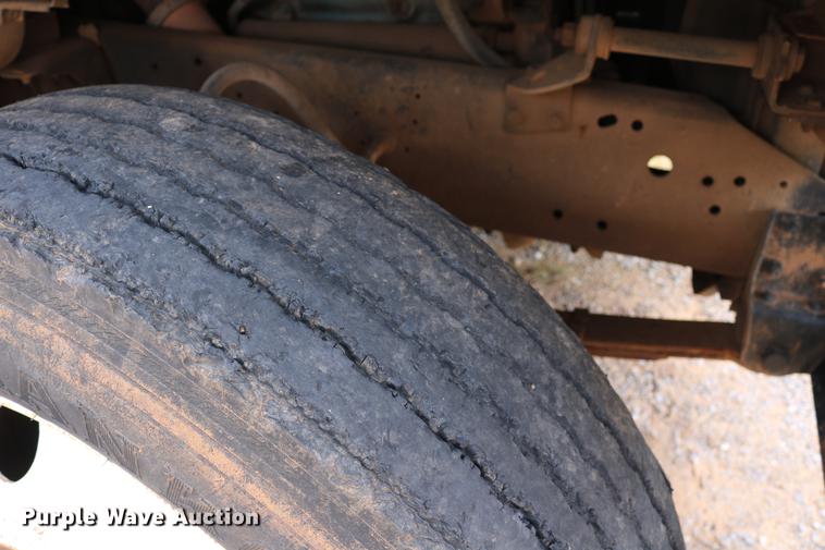 image for item DD5340 1984 International S1955 flatbed truck