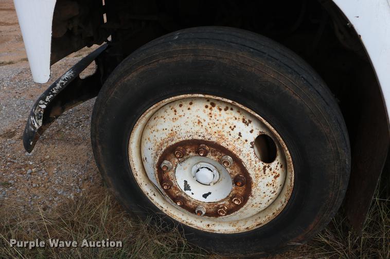 image for item DD5340 1984 International S1955 flatbed truck