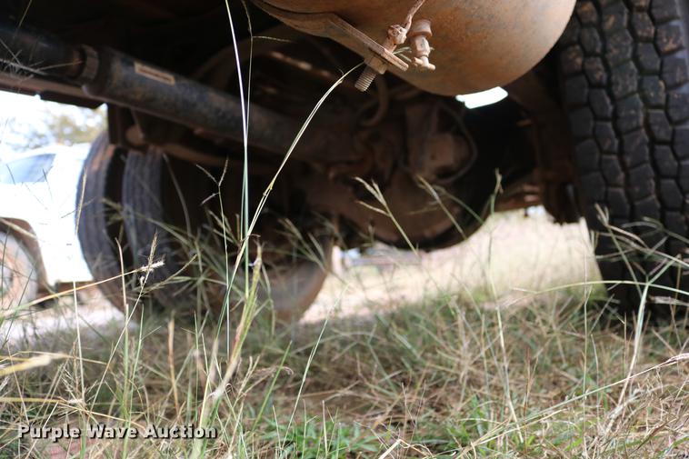 image for item DD5340 1984 International S1955 flatbed truck
