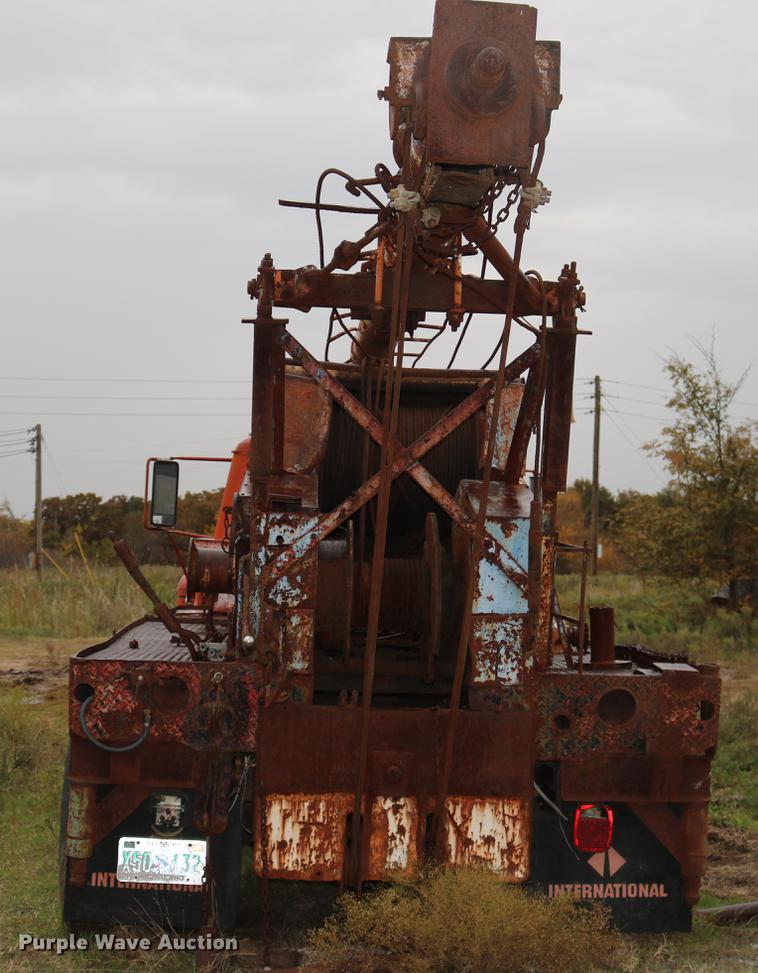 image for item DD5382 1974 International 1600 drilling rig truck