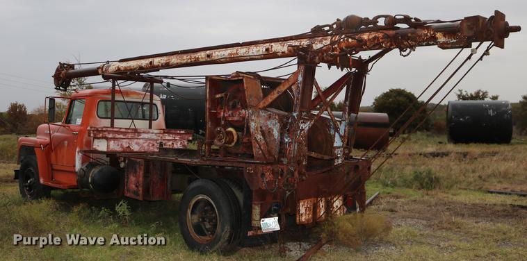 image for item DD5382 1974 International 1600 drilling rig truck