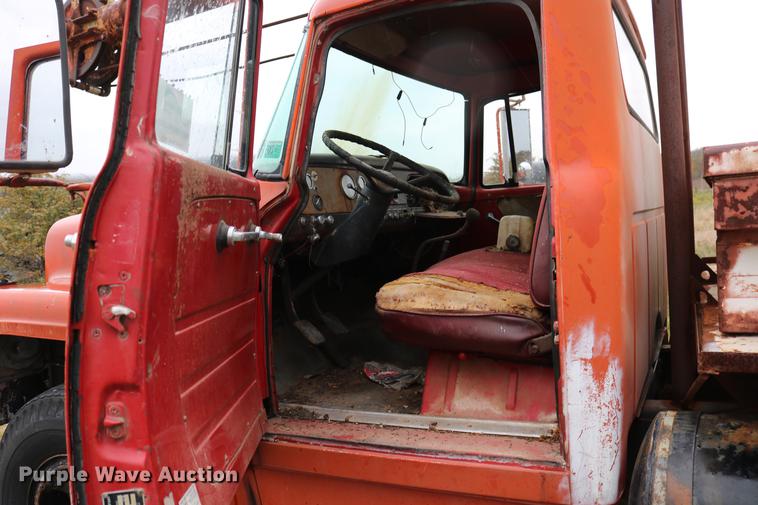 image for item DD5382 1974 International 1600 drilling rig truck