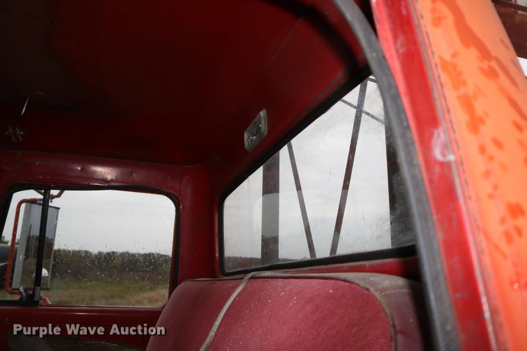 image for item DD5382 1974 International 1600 drilling rig truck