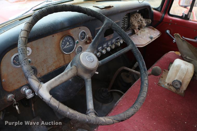 image for item DD5382 1974 International 1600 drilling rig truck