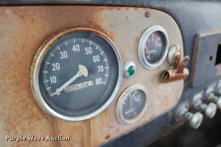 image for item DD5382 1974 International 1600 drilling rig truck