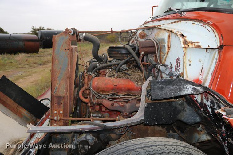 image for item DD5382 1974 International 1600 drilling rig truck